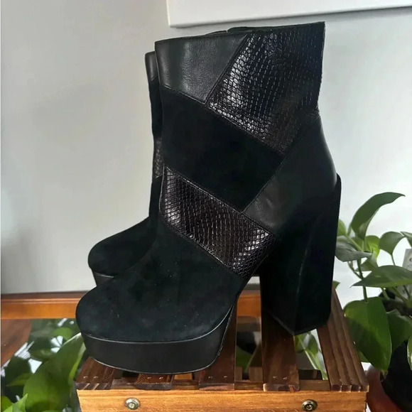 Vine Camuto Gilisama Black Ankle Bootie - Picture 6 of 10